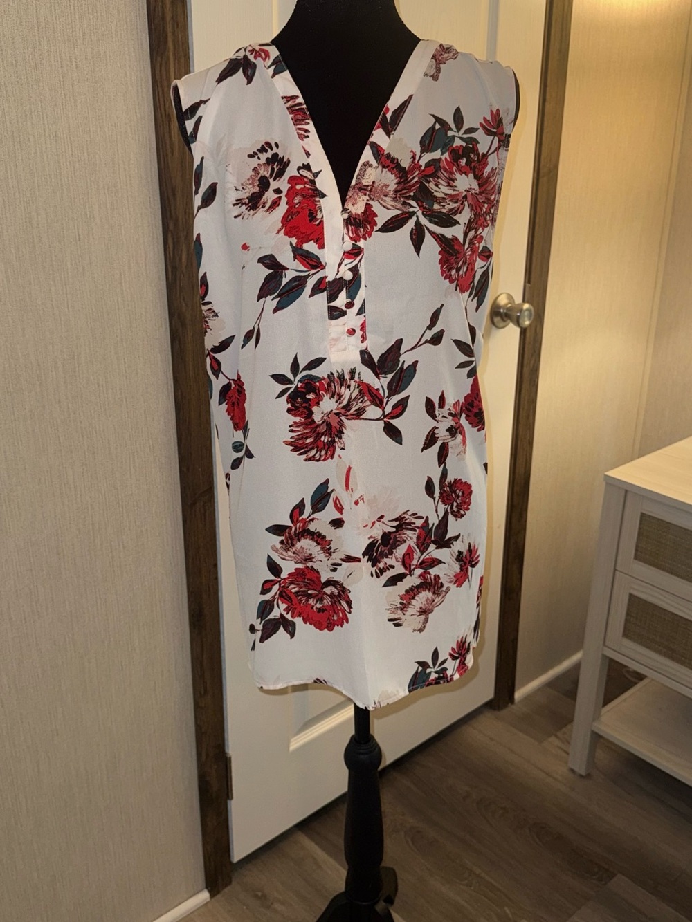 Maurices White Sleeveless Floral V-Neck Tank with Red Blooms - Picture 2 of 4